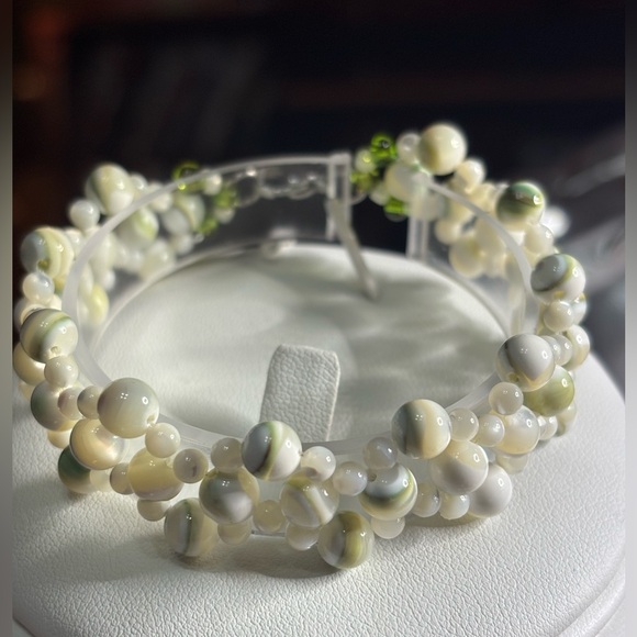 Hand crafted beaded white and green shell bracelet and mother of pearl 7.5 in - Picture 3 of 5